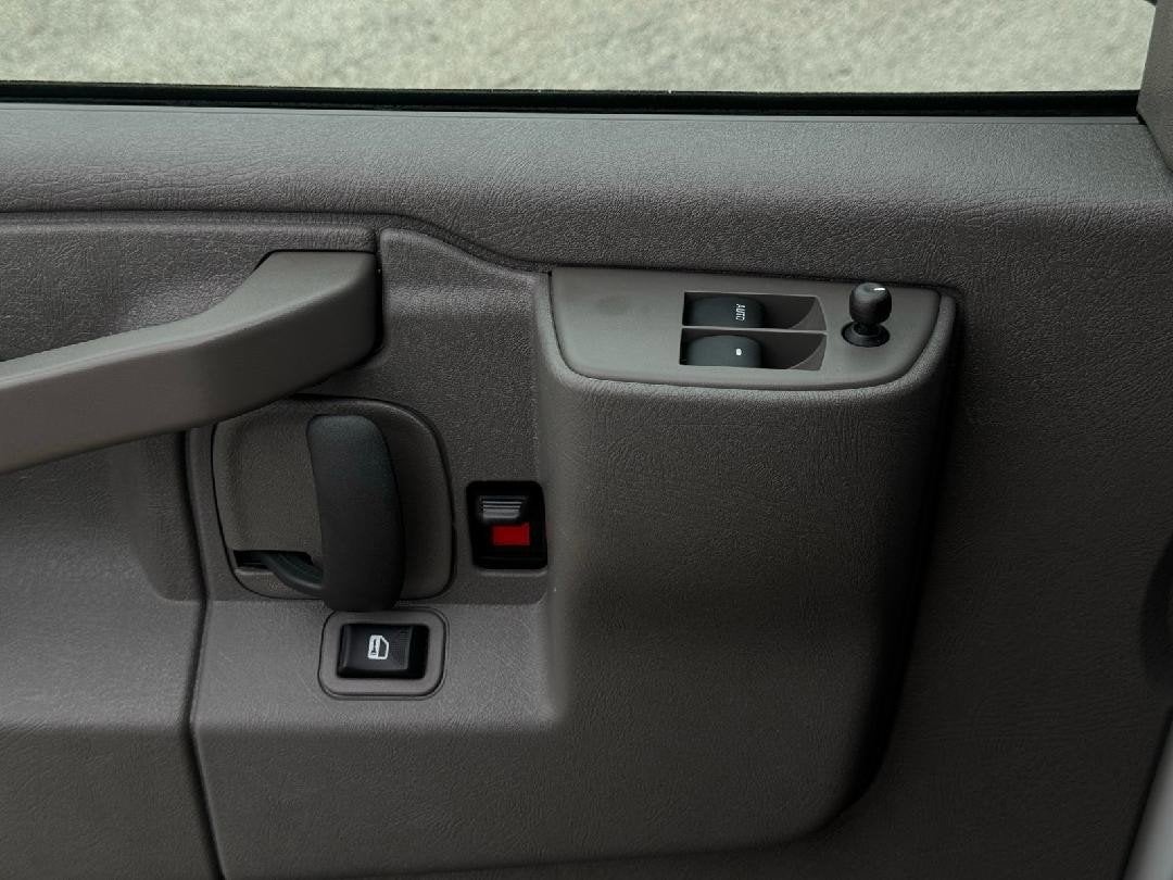 2025 Chevrolet Express Passenger 1LT