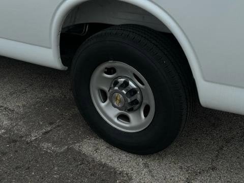 2025 Chevrolet Express Passenger 1LT